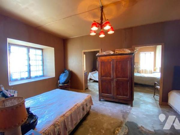 A ARNAC, proche du barrage d'Enchanet,

Enclos de 4025 m² de terrain comprenant :
- Une mais...