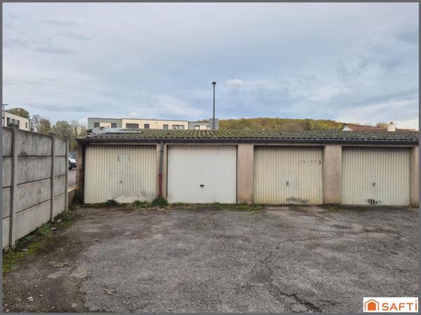 Garage fermé indépendant se situant dans une cour