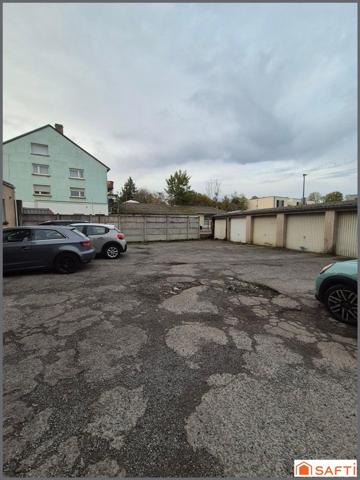 Garage fermé indépendant se situant dans une cour