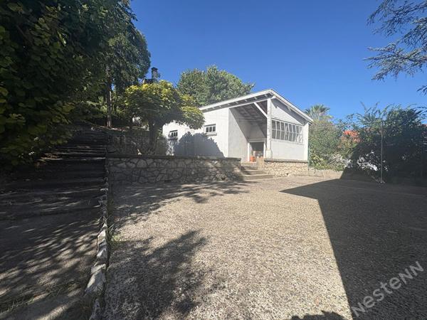 AGEN - Maison de type 4 avec double garage, dépendances et jardin arboré