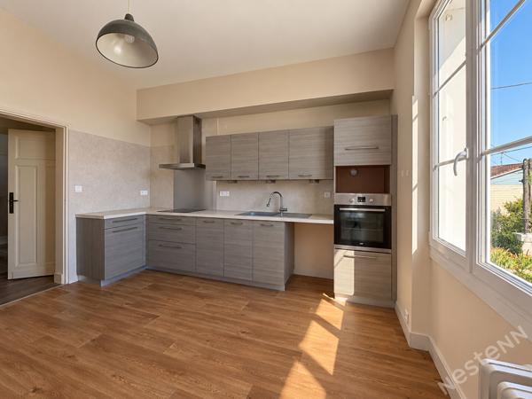 AGEN - Maison de type 4 avec double garage, dépendances et jardin arboré