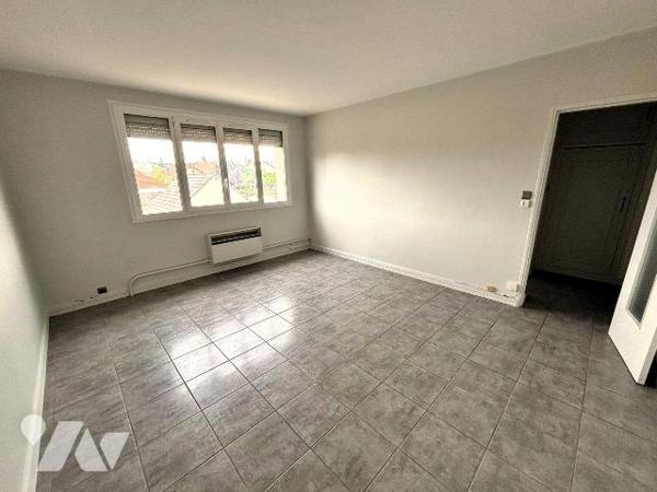 Appartement à vendre à Amilly (45200) dans le Loiret (45)

Situé au premier étage sans ascens...