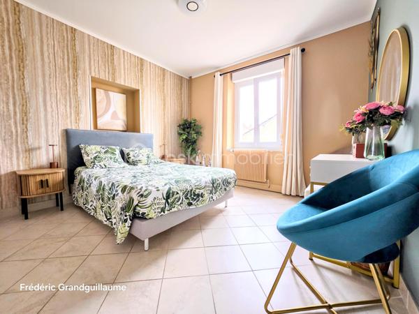 ❤️ Coup de cœur assuré pour ce superbe T3 lumineux et parfaitement agencé à Saint-Brice-Courcelles !

Dans le secteur très prisé de Saint-Brice-Courcelles, découvrez ce magnifique appartement T3 de 73,51 m², entièrement rénové, où chaque espace a été pensé pour offrir confort, fonctionnalité et qualité de vie.

Situé au 1er étage sur 2 d’une résidence intimiste, sécurisée et parfaitement entretenue, composée de seulement 12 logements, cet appartement bénéficie d’un environnement particulièrement agréable et préservé, avec interphone.

Dès l’entrée, vous serez séduit par la luminosité naturelle qui accompagne l’ensemble de l’appartement et par son agencement particulièrement harmonieux.

✨ Un espace de vie convivial et chaleureux
L’entrée dessert une agréable pièce de vie composée d’une très belle cuisine entièrement équipée, parfaitement intégrée à l’ensemble, comprenant :
four,
réfrigérateur-combiné,
lave-vaisselle,
hotte,
plaque de cuisson au gaz de ville.

Le salon, lumineux et convivial, offre un véritable espace de détente et de réception.
Le meuble TV ainsi que les deux étagères murales resteront à disposition, permettant une installation immédiate sans avoir à prévoir de nouveaux aménagements.

🛏️ Un espace nuit pensé pour votre confort
L’appartement dispose de deux belles chambres, agréables et lumineuses, offrant chacune un espace confortable.
Côté rangement, vous serez particulièrement séduit par les trois dressings intégrés, judicieusement répartis dans l’entrée ainsi que dans chacune des chambres. Un véritable atout au quotidien pour profiter d’un intérieur parfaitement organisé.
Une salle de bains fonctionnelle, un espace buanderie, de nombreux rangements supplémentaires ainsi que des WC indépendants viennent compléter cet espace de vie parfaitement agencé.

🚗 Des stationnements particulièrement recherchés
C’est sans aucun doute l’un des atouts majeurs de ce bien :
Un grand garage double avec porte motorisée, offrant un espace de stationnement et de rangement exceptionnel, complété par une place de parking privative extérieure.
Un véritable privilège à Saint-Brice-Courcelles !

🔥 Confort et maîtrise des dépenses
L’appartement bénéficie d’un chauffage individuel au gaz de ville, piloté par un thermostat d’ambiance, permettant de gérer facilement la température et de profiter d’un confort thermique optimal.

💰 Une copropriété saine et des charges maîtrisées
Charges de copropriété : 1 200 € / an, comprenant :
l’entretien des parties communes,
les ordures ménagères,
l’eau,
l’électricité des parties communes,
le syndic professionnel,
les assurances de l’immeuble.
Taxe foncière : 700 € / an.

🌟 Un appartement où il ne reste plus qu'à poser ses valises !
Entièrement rénové, sans travaux à prévoir, lumineux, parfaitement agencé et bénéficiant de prestations particulièrement complètes, ce T3 réunit tous les critères recherchés aujourd’hui : confort, espace, rangement, stationnement et tranquillité.
Son emplacement au cœur de Saint-Brice-Courcelles, son grand garage double et sa place de parking privative en font un bien rare sur le marché.

👉 Une véritable opportunité pour ceux qui recherchent un appartement prêt à vivre dans un secteur recherché.

Coup de cœur assuré ! À visiter sans tarder…