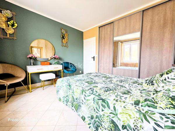 ❤️ Coup de cœur assuré pour ce superbe T3 lumineux et parfaitement agencé à Saint-Brice-Courcelles !

Dans le secteur très prisé de Saint-Brice-Courcelles, découvrez ce magnifique appartement T3 de 73,51 m², entièrement rénové, où chaque espace a été pensé pour offrir confort, fonctionnalité et qualité de vie.

Situé au 1er étage sur 2 d’une résidence intimiste, sécurisée et parfaitement entretenue, composée de seulement 12 logements, cet appartement bénéficie d’un environnement particulièrement agréable et préservé, avec interphone.

Dès l’entrée, vous serez séduit par la luminosité naturelle qui accompagne l’ensemble de l’appartement et par son agencement particulièrement harmonieux.

✨ Un espace de vie convivial et chaleureux
L’entrée dessert une agréable pièce de vie composée d’une très belle cuisine entièrement équipée, parfaitement intégrée à l’ensemble, comprenant :
four,
réfrigérateur-combiné,
lave-vaisselle,
hotte,
plaque de cuisson au gaz de ville.

Le salon, lumineux et convivial, offre un véritable espace de détente et de réception.
Le meuble TV ainsi que les deux étagères murales resteront à disposition, permettant une installation immédiate sans avoir à prévoir de nouveaux aménagements.

🛏️ Un espace nuit pensé pour votre confort
L’appartement dispose de deux belles chambres, agréables et lumineuses, offrant chacune un espace confortable.
Côté rangement, vous serez particulièrement séduit par les trois dressings intégrés, judicieusement répartis dans l’entrée ainsi que dans chacune des chambres. Un véritable atout au quotidien pour profiter d’un intérieur parfaitement organisé.
Une salle de bains fonctionnelle, un espace buanderie, de nombreux rangements supplémentaires ainsi que des WC indépendants viennent compléter cet espace de vie parfaitement agencé.

🚗 Des stationnements particulièrement recherchés
C’est sans aucun doute l’un des atouts majeurs de ce bien :
Un grand garage double avec porte motorisée, offrant un espace de stationnement et de rangement exceptionnel, complété par une place de parking privative extérieure.
Un véritable privilège à Saint-Brice-Courcelles !

🔥 Confort et maîtrise des dépenses
L’appartement bénéficie d’un chauffage individuel au gaz de ville, piloté par un thermostat d’ambiance, permettant de gérer facilement la température et de profiter d’un confort thermique optimal.

💰 Une copropriété saine et des charges maîtrisées
Charges de copropriété : 1 200 € / an, comprenant :
l’entretien des parties communes,
les ordures ménagères,
l’eau,
l’électricité des parties communes,
le syndic professionnel,
les assurances de l’immeuble.
Taxe foncière : 700 € / an.

🌟 Un appartement où il ne reste plus qu'à poser ses valises !
Entièrement rénové, sans travaux à prévoir, lumineux, parfaitement agencé et bénéficiant de prestations particulièrement complètes, ce T3 réunit tous les critères recherchés aujourd’hui : confort, espace, rangement, stationnement et tranquillité.
Son emplacement au cœur de Saint-Brice-Courcelles, son grand garage double et sa place de parking privative en font un bien rare sur le marché.

👉 Une véritable opportunité pour ceux qui recherchent un appartement prêt à vivre dans un secteur recherché.

Coup de cœur assuré ! À visiter sans tarder…