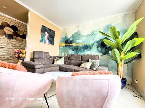 ❤️ Coup de cœur assuré pour ce superbe T3 lumineux et parfaitement agencé à Saint-Brice-Courcelles !

Dans le secteur très prisé de Saint-Brice-Courcelles, découvrez ce magnifique appartement T3 de 73,51 m², entièrement rénové, où chaque espace a été pensé pour offrir confort, fonctionnalité et qualité de vie.

Situé au 1er étage sur 2 d’une résidence intimiste, sécurisée et parfaitement entretenue, composée de seulement 12 logements, cet appartement bénéficie d’un environnement particulièrement agréable et préservé, avec interphone.

Dès l’entrée, vous serez séduit par la luminosité naturelle qui accompagne l’ensemble de l’appartement et par son agencement particulièrement harmonieux.

✨ Un espace de vie convivial et chaleureux
L’entrée dessert une agréable pièce de vie composée d’une très belle cuisine entièrement équipée, parfaitement intégrée à l’ensemble, comprenant :
four,
réfrigérateur-combiné,
lave-vaisselle,
hotte,
plaque de cuisson au gaz de ville.

Le salon, lumineux et convivial, offre un véritable espace de détente et de réception.
Le meuble TV ainsi que les deux étagères murales resteront à disposition, permettant une installation immédiate sans avoir à prévoir de nouveaux aménagements.

🛏️ Un espace nuit pensé pour votre confort
L’appartement dispose de deux belles chambres, agréables et lumineuses, offrant chacune un espace confortable.
Côté rangement, vous serez particulièrement séduit par les trois dressings intégrés, judicieusement répartis dans l’entrée ainsi que dans chacune des chambres. Un véritable atout au quotidien pour profiter d’un intérieur parfaitement organisé.
Une salle de bains fonctionnelle, un espace buanderie, de nombreux rangements supplémentaires ainsi que des WC indépendants viennent compléter cet espace de vie parfaitement agencé.

🚗 Des stationnements particulièrement recherchés
C’est sans aucun doute l’un des atouts majeurs de ce bien :
Un grand garage double avec porte motorisée, offrant un espace de stationnement et de rangement exceptionnel, complété par une place de parking privative extérieure.
Un véritable privilège à Saint-Brice-Courcelles !

🔥 Confort et maîtrise des dépenses
L’appartement bénéficie d’un chauffage individuel au gaz de ville, piloté par un thermostat d’ambiance, permettant de gérer facilement la température et de profiter d’un confort thermique optimal.

💰 Une copropriété saine et des charges maîtrisées
Charges de copropriété : 1 200 € / an, comprenant :
l’entretien des parties communes,
les ordures ménagères,
l’eau,
l’électricité des parties communes,
le syndic professionnel,
les assurances de l’immeuble.
Taxe foncière : 700 € / an.

🌟 Un appartement où il ne reste plus qu'à poser ses valises !
Entièrement rénové, sans travaux à prévoir, lumineux, parfaitement agencé et bénéficiant de prestations particulièrement complètes, ce T3 réunit tous les critères recherchés aujourd’hui : confort, espace, rangement, stationnement et tranquillité.
Son emplacement au cœur de Saint-Brice-Courcelles, son grand garage double et sa place de parking privative en font un bien rare sur le marché.

👉 Une véritable opportunité pour ceux qui recherchent un appartement prêt à vivre dans un secteur recherché.

Coup de cœur assuré ! À visiter sans tarder…