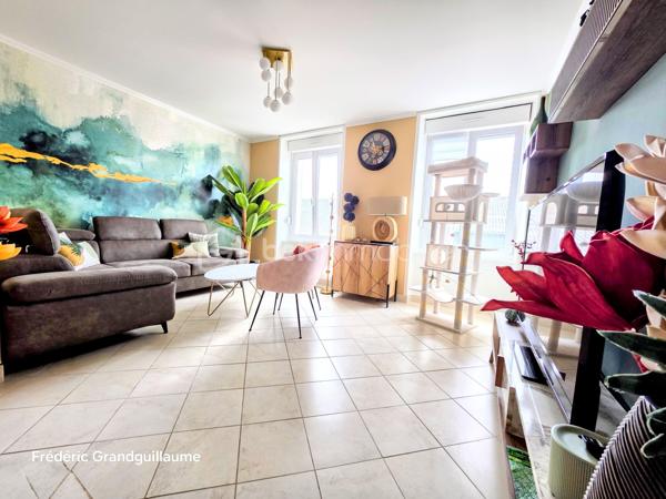 ❤️ Coup de cœur assuré pour ce superbe T3 lumineux et parfaitement agencé à Saint-Brice-Courcelles !

Dans le secteur très prisé de Saint-Brice-Courcelles, découvrez ce magnifique appartement T3 de 73,51 m², entièrement rénové, où chaque espace a été pensé pour offrir confort, fonctionnalité et qualité de vie.

Situé au 1er étage sur 2 d’une résidence intimiste, sécurisée et parfaitement entretenue, composée de seulement 12 logements, cet appartement bénéficie d’un environnement particulièrement agréable et préservé, avec interphone.

Dès l’entrée, vous serez séduit par la luminosité naturelle qui accompagne l’ensemble de l’appartement et par son agencement particulièrement harmonieux.

✨ Un espace de vie convivial et chaleureux
L’entrée dessert une agréable pièce de vie composée d’une très belle cuisine entièrement équipée, parfaitement intégrée à l’ensemble, comprenant :
four,
réfrigérateur-combiné,
lave-vaisselle,
hotte,
plaque de cuisson au gaz de ville.

Le salon, lumineux et convivial, offre un véritable espace de détente et de réception.
Le meuble TV ainsi que les deux étagères murales resteront à disposition, permettant une installation immédiate sans avoir à prévoir de nouveaux aménagements.

🛏️ Un espace nuit pensé pour votre confort
L’appartement dispose de deux belles chambres, agréables et lumineuses, offrant chacune un espace confortable.
Côté rangement, vous serez particulièrement séduit par les trois dressings intégrés, judicieusement répartis dans l’entrée ainsi que dans chacune des chambres. Un véritable atout au quotidien pour profiter d’un intérieur parfaitement organisé.
Une salle de bains fonctionnelle, un espace buanderie, de nombreux rangements supplémentaires ainsi que des WC indépendants viennent compléter cet espace de vie parfaitement agencé.

🚗 Des stationnements particulièrement recherchés
C’est sans aucun doute l’un des atouts majeurs de ce bien :
Un grand garage double avec porte motorisée, offrant un espace de stationnement et de rangement exceptionnel, complété par une place de parking privative extérieure.
Un véritable privilège à Saint-Brice-Courcelles !

🔥 Confort et maîtrise des dépenses
L’appartement bénéficie d’un chauffage individuel au gaz de ville, piloté par un thermostat d’ambiance, permettant de gérer facilement la température et de profiter d’un confort thermique optimal.

💰 Une copropriété saine et des charges maîtrisées
Charges de copropriété : 1 200 € / an, comprenant :
l’entretien des parties communes,
les ordures ménagères,
l’eau,
l’électricité des parties communes,
le syndic professionnel,
les assurances de l’immeuble.
Taxe foncière : 700 € / an.

🌟 Un appartement où il ne reste plus qu'à poser ses valises !
Entièrement rénové, sans travaux à prévoir, lumineux, parfaitement agencé et bénéficiant de prestations particulièrement complètes, ce T3 réunit tous les critères recherchés aujourd’hui : confort, espace, rangement, stationnement et tranquillité.
Son emplacement au cœur de Saint-Brice-Courcelles, son grand garage double et sa place de parking privative en font un bien rare sur le marché.

👉 Une véritable opportunité pour ceux qui recherchent un appartement prêt à vivre dans un secteur recherché.

Coup de cœur assuré ! À visiter sans tarder…