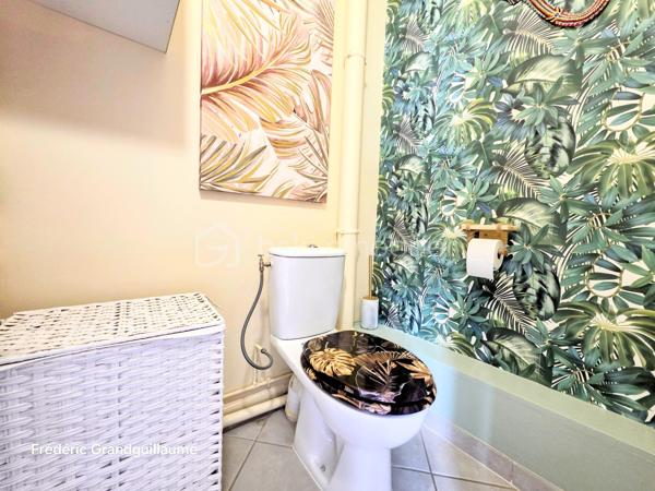 ❤️ Coup de cœur assuré pour ce superbe T3 lumineux et parfaitement agencé à Saint-Brice-Courcelles !

Dans le secteur très prisé de Saint-Brice-Courcelles, découvrez ce magnifique appartement T3 de 73,51 m², entièrement rénové, où chaque espace a été pensé pour offrir confort, fonctionnalité et qualité de vie.

Situé au 1er étage sur 2 d’une résidence intimiste, sécurisée et parfaitement entretenue, composée de seulement 12 logements, cet appartement bénéficie d’un environnement particulièrement agréable et préservé, avec interphone.

Dès l’entrée, vous serez séduit par la luminosité naturelle qui accompagne l’ensemble de l’appartement et par son agencement particulièrement harmonieux.

✨ Un espace de vie convivial et chaleureux
L’entrée dessert une agréable pièce de vie composée d’une très belle cuisine entièrement équipée, parfaitement intégrée à l’ensemble, comprenant :
four,
réfrigérateur-combiné,
lave-vaisselle,
hotte,
plaque de cuisson au gaz de ville.

Le salon, lumineux et convivial, offre un véritable espace de détente et de réception.
Le meuble TV ainsi que les deux étagères murales resteront à disposition, permettant une installation immédiate sans avoir à prévoir de nouveaux aménagements.

🛏️ Un espace nuit pensé pour votre confort
L’appartement dispose de deux belles chambres, agréables et lumineuses, offrant chacune un espace confortable.
Côté rangement, vous serez particulièrement séduit par les trois dressings intégrés, judicieusement répartis dans l’entrée ainsi que dans chacune des chambres. Un véritable atout au quotidien pour profiter d’un intérieur parfaitement organisé.
Une salle de bains fonctionnelle, un espace buanderie, de nombreux rangements supplémentaires ainsi que des WC indépendants viennent compléter cet espace de vie parfaitement agencé.

🚗 Des stationnements particulièrement recherchés
C’est sans aucun doute l’un des atouts majeurs de ce bien :
Un grand garage double avec porte motorisée, offrant un espace de stationnement et de rangement exceptionnel, complété par une place de parking privative extérieure.
Un véritable privilège à Saint-Brice-Courcelles !

🔥 Confort et maîtrise des dépenses
L’appartement bénéficie d’un chauffage individuel au gaz de ville, piloté par un thermostat d’ambiance, permettant de gérer facilement la température et de profiter d’un confort thermique optimal.

💰 Une copropriété saine et des charges maîtrisées
Charges de copropriété : 1 200 € / an, comprenant :
l’entretien des parties communes,
les ordures ménagères,
l’eau,
l’électricité des parties communes,
le syndic professionnel,
les assurances de l’immeuble.
Taxe foncière : 700 € / an.

🌟 Un appartement où il ne reste plus qu'à poser ses valises !
Entièrement rénové, sans travaux à prévoir, lumineux, parfaitement agencé et bénéficiant de prestations particulièrement complètes, ce T3 réunit tous les critères recherchés aujourd’hui : confort, espace, rangement, stationnement et tranquillité.
Son emplacement au cœur de Saint-Brice-Courcelles, son grand garage double et sa place de parking privative en font un bien rare sur le marché.

👉 Une véritable opportunité pour ceux qui recherchent un appartement prêt à vivre dans un secteur recherché.

Coup de cœur assuré ! À visiter sans tarder…