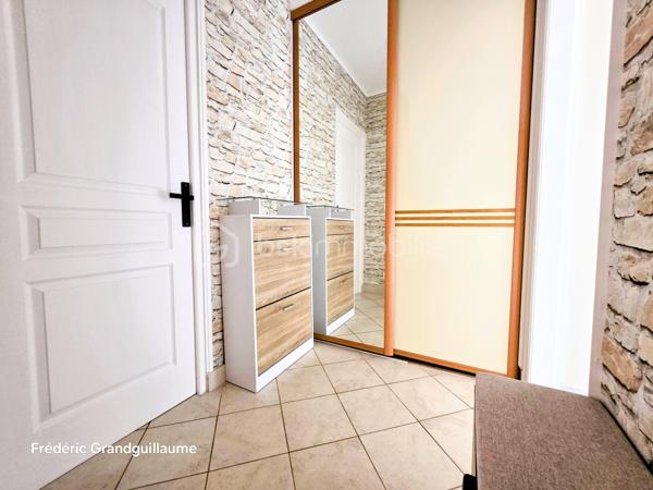❤️ Coup de cœur assuré pour ce superbe T3 lumineux et parfaitement agencé à Saint-Brice-Courcelles !

Dans le secteur très prisé de Saint-Brice-Courcelles, découvrez ce magnifique appartement T3 de 73,51 m², entièrement rénové, où chaque espace a été pensé pour offrir confort, fonctionnalité et qualité de vie.

Situé au 1er étage sur 2 d’une résidence intimiste, sécurisée et parfaitement entretenue, composée de seulement 12 logements, cet appartement bénéficie d’un environnement particulièrement agréable et préservé, avec interphone.

Dès l’entrée, vous serez séduit par la luminosité naturelle qui accompagne l’ensemble de l’appartement et par son agencement particulièrement harmonieux.

✨ Un espace de vie convivial et chaleureux
L’entrée dessert une agréable pièce de vie composée d’une très belle cuisine entièrement équipée, parfaitement intégrée à l’ensemble, comprenant :
four,
réfrigérateur-combiné,
lave-vaisselle,
hotte,
plaque de cuisson au gaz de ville.

Le salon, lumineux et convivial, offre un véritable espace de détente et de réception.
Le meuble TV ainsi que les deux étagères murales resteront à disposition, permettant une installation immédiate sans avoir à prévoir de nouveaux aménagements.

🛏️ Un espace nuit pensé pour votre confort
L’appartement dispose de deux belles chambres, agréables et lumineuses, offrant chacune un espace confortable.
Côté rangement, vous serez particulièrement séduit par les trois dressings intégrés, judicieusement répartis dans l’entrée ainsi que dans chacune des chambres. Un véritable atout au quotidien pour profiter d’un intérieur parfaitement organisé.
Une salle de bains fonctionnelle, un espace buanderie, de nombreux rangements supplémentaires ainsi que des WC indépendants viennent compléter cet espace de vie parfaitement agencé.

🚗 Des stationnements particulièrement recherchés
C’est sans aucun doute l’un des atouts majeurs de ce bien :
Un grand garage double avec porte motorisée, offrant un espace de stationnement et de rangement exceptionnel, complété par une place de parking privative extérieure.
Un véritable privilège à Saint-Brice-Courcelles !

🔥 Confort et maîtrise des dépenses
L’appartement bénéficie d’un chauffage individuel au gaz de ville, piloté par un thermostat d’ambiance, permettant de gérer facilement la température et de profiter d’un confort thermique optimal.

💰 Une copropriété saine et des charges maîtrisées
Charges de copropriété : 1 200 € / an, comprenant :
l’entretien des parties communes,
les ordures ménagères,
l’eau,
l’électricité des parties communes,
le syndic professionnel,
les assurances de l’immeuble.
Taxe foncière : 700 € / an.

🌟 Un appartement où il ne reste plus qu'à poser ses valises !
Entièrement rénové, sans travaux à prévoir, lumineux, parfaitement agencé et bénéficiant de prestations particulièrement complètes, ce T3 réunit tous les critères recherchés aujourd’hui : confort, espace, rangement, stationnement et tranquillité.
Son emplacement au cœur de Saint-Brice-Courcelles, son grand garage double et sa place de parking privative en font un bien rare sur le marché.

👉 Une véritable opportunité pour ceux qui recherchent un appartement prêt à vivre dans un secteur recherché.

Coup de cœur assuré ! À visiter sans tarder…