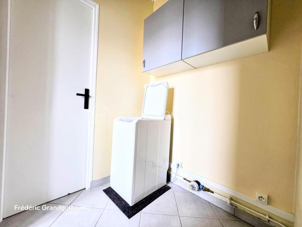 ❤️ Coup de cœur assuré pour ce superbe T3 lumineux et parfaitement agencé à Saint-Brice-Courcelles !

Dans le secteur très prisé de Saint-Brice-Courcelles, découvrez ce magnifique appartement T3 de 73,51 m², entièrement rénové, où chaque espace a été pensé pour offrir confort, fonctionnalité et qualité de vie.

Situé au 1er étage sur 2 d’une résidence intimiste, sécurisée et parfaitement entretenue, composée de seulement 12 logements, cet appartement bénéficie d’un environnement particulièrement agréable et préservé, avec interphone.

Dès l’entrée, vous serez séduit par la luminosité naturelle qui accompagne l’ensemble de l’appartement et par son agencement particulièrement harmonieux.

✨ Un espace de vie convivial et chaleureux
L’entrée dessert une agréable pièce de vie composée d’une très belle cuisine entièrement équipée, parfaitement intégrée à l’ensemble, comprenant :
four,
réfrigérateur-combiné,
lave-vaisselle,
hotte,
plaque de cuisson au gaz de ville.

Le salon, lumineux et convivial, offre un véritable espace de détente et de réception.
Le meuble TV ainsi que les deux étagères murales resteront à disposition, permettant une installation immédiate sans avoir à prévoir de nouveaux aménagements.

🛏️ Un espace nuit pensé pour votre confort
L’appartement dispose de deux belles chambres, agréables et lumineuses, offrant chacune un espace confortable.
Côté rangement, vous serez particulièrement séduit par les trois dressings intégrés, judicieusement répartis dans l’entrée ainsi que dans chacune des chambres. Un véritable atout au quotidien pour profiter d’un intérieur parfaitement organisé.
Une salle de bains fonctionnelle, un espace buanderie, de nombreux rangements supplémentaires ainsi que des WC indépendants viennent compléter cet espace de vie parfaitement agencé.

🚗 Des stationnements particulièrement recherchés
C’est sans aucun doute l’un des atouts majeurs de ce bien :
Un grand garage double avec porte motorisée, offrant un espace de stationnement et de rangement exceptionnel, complété par une place de parking privative extérieure.
Un véritable privilège à Saint-Brice-Courcelles !

🔥 Confort et maîtrise des dépenses
L’appartement bénéficie d’un chauffage individuel au gaz de ville, piloté par un thermostat d’ambiance, permettant de gérer facilement la température et de profiter d’un confort thermique optimal.

💰 Une copropriété saine et des charges maîtrisées
Charges de copropriété : 1 200 € / an, comprenant :
l’entretien des parties communes,
les ordures ménagères,
l’eau,
l’électricité des parties communes,
le syndic professionnel,
les assurances de l’immeuble.
Taxe foncière : 700 € / an.

🌟 Un appartement où il ne reste plus qu'à poser ses valises !
Entièrement rénové, sans travaux à prévoir, lumineux, parfaitement agencé et bénéficiant de prestations particulièrement complètes, ce T3 réunit tous les critères recherchés aujourd’hui : confort, espace, rangement, stationnement et tranquillité.
Son emplacement au cœur de Saint-Brice-Courcelles, son grand garage double et sa place de parking privative en font un bien rare sur le marché.

👉 Une véritable opportunité pour ceux qui recherchent un appartement prêt à vivre dans un secteur recherché.

Coup de cœur assuré ! À visiter sans tarder…