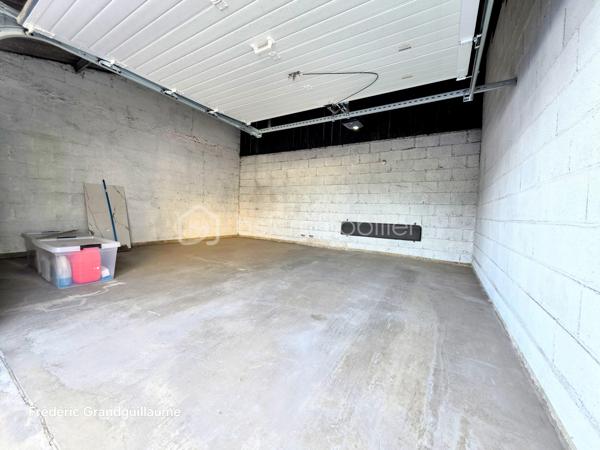 ❤️ Coup de cœur assuré pour ce superbe T3 lumineux et parfaitement agencé à Saint-Brice-Courcelles !

Dans le secteur très prisé de Saint-Brice-Courcelles, découvrez ce magnifique appartement T3 de 73,51 m², entièrement rénové, où chaque espace a été pensé pour offrir confort, fonctionnalité et qualité de vie.

Situé au 1er étage sur 2 d’une résidence intimiste, sécurisée et parfaitement entretenue, composée de seulement 12 logements, cet appartement bénéficie d’un environnement particulièrement agréable et préservé, avec interphone.

Dès l’entrée, vous serez séduit par la luminosité naturelle qui accompagne l’ensemble de l’appartement et par son agencement particulièrement harmonieux.

✨ Un espace de vie convivial et chaleureux
L’entrée dessert une agréable pièce de vie composée d’une très belle cuisine entièrement équipée, parfaitement intégrée à l’ensemble, comprenant :
four,
réfrigérateur-combiné,
lave-vaisselle,
hotte,
plaque de cuisson au gaz de ville.

Le salon, lumineux et convivial, offre un véritable espace de détente et de réception.
Le meuble TV ainsi que les deux étagères murales resteront à disposition, permettant une installation immédiate sans avoir à prévoir de nouveaux aménagements.

🛏️ Un espace nuit pensé pour votre confort
L’appartement dispose de deux belles chambres, agréables et lumineuses, offrant chacune un espace confortable.
Côté rangement, vous serez particulièrement séduit par les trois dressings intégrés, judicieusement répartis dans l’entrée ainsi que dans chacune des chambres. Un véritable atout au quotidien pour profiter d’un intérieur parfaitement organisé.
Une salle de bains fonctionnelle, un espace buanderie, de nombreux rangements supplémentaires ainsi que des WC indépendants viennent compléter cet espace de vie parfaitement agencé.

🚗 Des stationnements particulièrement recherchés
C’est sans aucun doute l’un des atouts majeurs de ce bien :
Un grand garage double avec porte motorisée, offrant un espace de stationnement et de rangement exceptionnel, complété par une place de parking privative extérieure.
Un véritable privilège à Saint-Brice-Courcelles !

🔥 Confort et maîtrise des dépenses
L’appartement bénéficie d’un chauffage individuel au gaz de ville, piloté par un thermostat d’ambiance, permettant de gérer facilement la température et de profiter d’un confort thermique optimal.

💰 Une copropriété saine et des charges maîtrisées
Charges de copropriété : 1 200 € / an, comprenant :
l’entretien des parties communes,
les ordures ménagères,
l’eau,
l’électricité des parties communes,
le syndic professionnel,
les assurances de l’immeuble.
Taxe foncière : 700 € / an.

🌟 Un appartement où il ne reste plus qu'à poser ses valises !
Entièrement rénové, sans travaux à prévoir, lumineux, parfaitement agencé et bénéficiant de prestations particulièrement complètes, ce T3 réunit tous les critères recherchés aujourd’hui : confort, espace, rangement, stationnement et tranquillité.
Son emplacement au cœur de Saint-Brice-Courcelles, son grand garage double et sa place de parking privative en font un bien rare sur le marché.

👉 Une véritable opportunité pour ceux qui recherchent un appartement prêt à vivre dans un secteur recherché.

Coup de cœur assuré ! À visiter sans tarder…