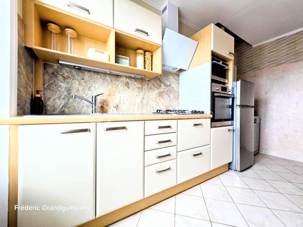 ❤️ Coup de cœur assuré pour ce superbe T3 lumineux et parfaitement agencé à Saint-Brice-Courcelles !

Dans le secteur très prisé de Saint-Brice-Courcelles, découvrez ce magnifique appartement T3 de 73,51 m², entièrement rénové, où chaque espace a été pensé pour offrir confort, fonctionnalité et qualité de vie.

Situé au 1er étage sur 2 d’une résidence intimiste, sécurisée et parfaitement entretenue, composée de seulement 12 logements, cet appartement bénéficie d’un environnement particulièrement agréable et préservé, avec interphone.

Dès l’entrée, vous serez séduit par la luminosité naturelle qui accompagne l’ensemble de l’appartement et par son agencement particulièrement harmonieux.

✨ Un espace de vie convivial et chaleureux
L’entrée dessert une agréable pièce de vie composée d’une très belle cuisine entièrement équipée, parfaitement intégrée à l’ensemble, comprenant :
four,
réfrigérateur-combiné,
lave-vaisselle,
hotte,
plaque de cuisson au gaz de ville.

Le salon, lumineux et convivial, offre un véritable espace de détente et de réception.
Le meuble TV ainsi que les deux étagères murales resteront à disposition, permettant une installation immédiate sans avoir à prévoir de nouveaux aménagements.

🛏️ Un espace nuit pensé pour votre confort
L’appartement dispose de deux belles chambres, agréables et lumineuses, offrant chacune un espace confortable.
Côté rangement, vous serez particulièrement séduit par les trois dressings intégrés, judicieusement répartis dans l’entrée ainsi que dans chacune des chambres. Un véritable atout au quotidien pour profiter d’un intérieur parfaitement organisé.
Une salle de bains fonctionnelle, un espace buanderie, de nombreux rangements supplémentaires ainsi que des WC indépendants viennent compléter cet espace de vie parfaitement agencé.

🚗 Des stationnements particulièrement recherchés
C’est sans aucun doute l’un des atouts majeurs de ce bien :
Un grand garage double avec porte motorisée, offrant un espace de stationnement et de rangement exceptionnel, complété par une place de parking privative extérieure.
Un véritable privilège à Saint-Brice-Courcelles !

🔥 Confort et maîtrise des dépenses
L’appartement bénéficie d’un chauffage individuel au gaz de ville, piloté par un thermostat d’ambiance, permettant de gérer facilement la température et de profiter d’un confort thermique optimal.

💰 Une copropriété saine et des charges maîtrisées
Charges de copropriété : 1 200 € / an, comprenant :
l’entretien des parties communes,
les ordures ménagères,
l’eau,
l’électricité des parties communes,
le syndic professionnel,
les assurances de l’immeuble.
Taxe foncière : 700 € / an.

🌟 Un appartement où il ne reste plus qu'à poser ses valises !
Entièrement rénové, sans travaux à prévoir, lumineux, parfaitement agencé et bénéficiant de prestations particulièrement complètes, ce T3 réunit tous les critères recherchés aujourd’hui : confort, espace, rangement, stationnement et tranquillité.
Son emplacement au cœur de Saint-Brice-Courcelles, son grand garage double et sa place de parking privative en font un bien rare sur le marché.

👉 Une véritable opportunité pour ceux qui recherchent un appartement prêt à vivre dans un secteur recherché.

Coup de cœur assuré ! À visiter sans tarder…