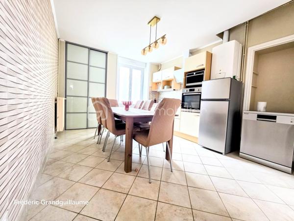❤️ Coup de cœur assuré pour ce superbe T3 lumineux et parfaitement agencé à Saint-Brice-Courcelles !

Dans le secteur très prisé de Saint-Brice-Courcelles, découvrez ce magnifique appartement T3 de 73,51 m², entièrement rénové, où chaque espace a été pensé pour offrir confort, fonctionnalité et qualité de vie.

Situé au 1er étage sur 2 d’une résidence intimiste, sécurisée et parfaitement entretenue, composée de seulement 12 logements, cet appartement bénéficie d’un environnement particulièrement agréable et préservé, avec interphone.

Dès l’entrée, vous serez séduit par la luminosité naturelle qui accompagne l’ensemble de l’appartement et par son agencement particulièrement harmonieux.

✨ Un espace de vie convivial et chaleureux
L’entrée dessert une agréable pièce de vie composée d’une très belle cuisine entièrement équipée, parfaitement intégrée à l’ensemble, comprenant :
four,
réfrigérateur-combiné,
lave-vaisselle,
hotte,
plaque de cuisson au gaz de ville.

Le salon, lumineux et convivial, offre un véritable espace de détente et de réception.
Le meuble TV ainsi que les deux étagères murales resteront à disposition, permettant une installation immédiate sans avoir à prévoir de nouveaux aménagements.

🛏️ Un espace nuit pensé pour votre confort
L’appartement dispose de deux belles chambres, agréables et lumineuses, offrant chacune un espace confortable.
Côté rangement, vous serez particulièrement séduit par les trois dressings intégrés, judicieusement répartis dans l’entrée ainsi que dans chacune des chambres. Un véritable atout au quotidien pour profiter d’un intérieur parfaitement organisé.
Une salle de bains fonctionnelle, un espace buanderie, de nombreux rangements supplémentaires ainsi que des WC indépendants viennent compléter cet espace de vie parfaitement agencé.

🚗 Des stationnements particulièrement recherchés
C’est sans aucun doute l’un des atouts majeurs de ce bien :
Un grand garage double avec porte motorisée, offrant un espace de stationnement et de rangement exceptionnel, complété par une place de parking privative extérieure.
Un véritable privilège à Saint-Brice-Courcelles !

🔥 Confort et maîtrise des dépenses
L’appartement bénéficie d’un chauffage individuel au gaz de ville, piloté par un thermostat d’ambiance, permettant de gérer facilement la température et de profiter d’un confort thermique optimal.

💰 Une copropriété saine et des charges maîtrisées
Charges de copropriété : 1 200 € / an, comprenant :
l’entretien des parties communes,
les ordures ménagères,
l’eau,
l’électricité des parties communes,
le syndic professionnel,
les assurances de l’immeuble.
Taxe foncière : 700 € / an.

🌟 Un appartement où il ne reste plus qu'à poser ses valises !
Entièrement rénové, sans travaux à prévoir, lumineux, parfaitement agencé et bénéficiant de prestations particulièrement complètes, ce T3 réunit tous les critères recherchés aujourd’hui : confort, espace, rangement, stationnement et tranquillité.
Son emplacement au cœur de Saint-Brice-Courcelles, son grand garage double et sa place de parking privative en font un bien rare sur le marché.

👉 Une véritable opportunité pour ceux qui recherchent un appartement prêt à vivre dans un secteur recherché.

Coup de cœur assuré ! À visiter sans tarder…