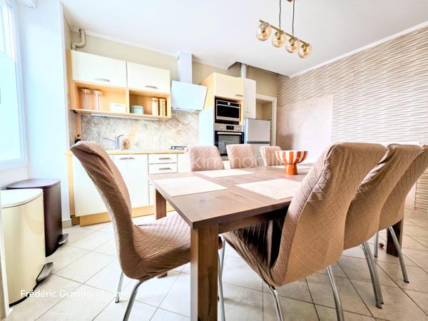 ❤️ Coup de cœur assuré pour ce superbe T3 lumineux et parfaitement agencé à Saint-Brice-Courcelles !

Dans le secteur très prisé de Saint-Brice-Courcelles, découvrez ce magnifique appartement T3 de 73,51 m², entièrement rénové, où chaque espace a été pensé pour offrir confort, fonctionnalité et qualité de vie.

Situé au 1er étage sur 2 d’une résidence intimiste, sécurisée et parfaitement entretenue, composée de seulement 12 logements, cet appartement bénéficie d’un environnement particulièrement agréable et préservé, avec interphone.

Dès l’entrée, vous serez séduit par la luminosité naturelle qui accompagne l’ensemble de l’appartement et par son agencement particulièrement harmonieux.

✨ Un espace de vie convivial et chaleureux
L’entrée dessert une agréable pièce de vie composée d’une très belle cuisine entièrement équipée, parfaitement intégrée à l’ensemble, comprenant :
four,
réfrigérateur-combiné,
lave-vaisselle,
hotte,
plaque de cuisson au gaz de ville.

Le salon, lumineux et convivial, offre un véritable espace de détente et de réception.
Le meuble TV ainsi que les deux étagères murales resteront à disposition, permettant une installation immédiate sans avoir à prévoir de nouveaux aménagements.

🛏️ Un espace nuit pensé pour votre confort
L’appartement dispose de deux belles chambres, agréables et lumineuses, offrant chacune un espace confortable.
Côté rangement, vous serez particulièrement séduit par les trois dressings intégrés, judicieusement répartis dans l’entrée ainsi que dans chacune des chambres. Un véritable atout au quotidien pour profiter d’un intérieur parfaitement organisé.
Une salle de bains fonctionnelle, un espace buanderie, de nombreux rangements supplémentaires ainsi que des WC indépendants viennent compléter cet espace de vie parfaitement agencé.

🚗 Des stationnements particulièrement recherchés
C’est sans aucun doute l’un des atouts majeurs de ce bien :
Un grand garage double avec porte motorisée, offrant un espace de stationnement et de rangement exceptionnel, complété par une place de parking privative extérieure.
Un véritable privilège à Saint-Brice-Courcelles !

🔥 Confort et maîtrise des dépenses
L’appartement bénéficie d’un chauffage individuel au gaz de ville, piloté par un thermostat d’ambiance, permettant de gérer facilement la température et de profiter d’un confort thermique optimal.

💰 Une copropriété saine et des charges maîtrisées
Charges de copropriété : 1 200 € / an, comprenant :
l’entretien des parties communes,
les ordures ménagères,
l’eau,
l’électricité des parties communes,
le syndic professionnel,
les assurances de l’immeuble.
Taxe foncière : 700 € / an.

🌟 Un appartement où il ne reste plus qu'à poser ses valises !
Entièrement rénové, sans travaux à prévoir, lumineux, parfaitement agencé et bénéficiant de prestations particulièrement complètes, ce T3 réunit tous les critères recherchés aujourd’hui : confort, espace, rangement, stationnement et tranquillité.
Son emplacement au cœur de Saint-Brice-Courcelles, son grand garage double et sa place de parking privative en font un bien rare sur le marché.

👉 Une véritable opportunité pour ceux qui recherchent un appartement prêt à vivre dans un secteur recherché.

Coup de cœur assuré ! À visiter sans tarder…