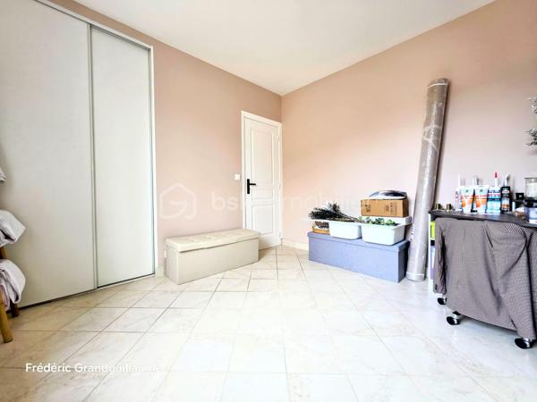 ❤️ Coup de cœur assuré pour ce superbe T3 lumineux et parfaitement agencé à Saint-Brice-Courcelles !

Dans le secteur très prisé de Saint-Brice-Courcelles, découvrez ce magnifique appartement T3 de 73,51 m², entièrement rénové, où chaque espace a été pensé pour offrir confort, fonctionnalité et qualité de vie.

Situé au 1er étage sur 2 d’une résidence intimiste, sécurisée et parfaitement entretenue, composée de seulement 12 logements, cet appartement bénéficie d’un environnement particulièrement agréable et préservé, avec interphone.

Dès l’entrée, vous serez séduit par la luminosité naturelle qui accompagne l’ensemble de l’appartement et par son agencement particulièrement harmonieux.

✨ Un espace de vie convivial et chaleureux
L’entrée dessert une agréable pièce de vie composée d’une très belle cuisine entièrement équipée, parfaitement intégrée à l’ensemble, comprenant :
four,
réfrigérateur-combiné,
lave-vaisselle,
hotte,
plaque de cuisson au gaz de ville.

Le salon, lumineux et convivial, offre un véritable espace de détente et de réception.
Le meuble TV ainsi que les deux étagères murales resteront à disposition, permettant une installation immédiate sans avoir à prévoir de nouveaux aménagements.

🛏️ Un espace nuit pensé pour votre confort
L’appartement dispose de deux belles chambres, agréables et lumineuses, offrant chacune un espace confortable.
Côté rangement, vous serez particulièrement séduit par les trois dressings intégrés, judicieusement répartis dans l’entrée ainsi que dans chacune des chambres. Un véritable atout au quotidien pour profiter d’un intérieur parfaitement organisé.
Une salle de bains fonctionnelle, un espace buanderie, de nombreux rangements supplémentaires ainsi que des WC indépendants viennent compléter cet espace de vie parfaitement agencé.

🚗 Des stationnements particulièrement recherchés
C’est sans aucun doute l’un des atouts majeurs de ce bien :
Un grand garage double avec porte motorisée, offrant un espace de stationnement et de rangement exceptionnel, complété par une place de parking privative extérieure.
Un véritable privilège à Saint-Brice-Courcelles !

🔥 Confort et maîtrise des dépenses
L’appartement bénéficie d’un chauffage individuel au gaz de ville, piloté par un thermostat d’ambiance, permettant de gérer facilement la température et de profiter d’un confort thermique optimal.

💰 Une copropriété saine et des charges maîtrisées
Charges de copropriété : 1 200 € / an, comprenant :
l’entretien des parties communes,
les ordures ménagères,
l’eau,
l’électricité des parties communes,
le syndic professionnel,
les assurances de l’immeuble.
Taxe foncière : 700 € / an.

🌟 Un appartement où il ne reste plus qu'à poser ses valises !
Entièrement rénové, sans travaux à prévoir, lumineux, parfaitement agencé et bénéficiant de prestations particulièrement complètes, ce T3 réunit tous les critères recherchés aujourd’hui : confort, espace, rangement, stationnement et tranquillité.
Son emplacement au cœur de Saint-Brice-Courcelles, son grand garage double et sa place de parking privative en font un bien rare sur le marché.

👉 Une véritable opportunité pour ceux qui recherchent un appartement prêt à vivre dans un secteur recherché.

Coup de cœur assuré ! À visiter sans tarder…