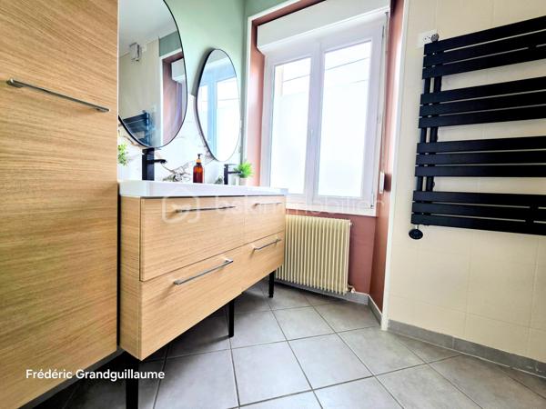 ❤️ Coup de cœur assuré pour ce superbe T3 lumineux et parfaitement agencé à Saint-Brice-Courcelles !

Dans le secteur très prisé de Saint-Brice-Courcelles, découvrez ce magnifique appartement T3 de 73,51 m², entièrement rénové, où chaque espace a été pensé pour offrir confort, fonctionnalité et qualité de vie.

Situé au 1er étage sur 2 d’une résidence intimiste, sécurisée et parfaitement entretenue, composée de seulement 12 logements, cet appartement bénéficie d’un environnement particulièrement agréable et préservé, avec interphone.

Dès l’entrée, vous serez séduit par la luminosité naturelle qui accompagne l’ensemble de l’appartement et par son agencement particulièrement harmonieux.

✨ Un espace de vie convivial et chaleureux
L’entrée dessert une agréable pièce de vie composée d’une très belle cuisine entièrement équipée, parfaitement intégrée à l’ensemble, comprenant :
four,
réfrigérateur-combiné,
lave-vaisselle,
hotte,
plaque de cuisson au gaz de ville.

Le salon, lumineux et convivial, offre un véritable espace de détente et de réception.
Le meuble TV ainsi que les deux étagères murales resteront à disposition, permettant une installation immédiate sans avoir à prévoir de nouveaux aménagements.

🛏️ Un espace nuit pensé pour votre confort
L’appartement dispose de deux belles chambres, agréables et lumineuses, offrant chacune un espace confortable.
Côté rangement, vous serez particulièrement séduit par les trois dressings intégrés, judicieusement répartis dans l’entrée ainsi que dans chacune des chambres. Un véritable atout au quotidien pour profiter d’un intérieur parfaitement organisé.
Une salle de bains fonctionnelle, un espace buanderie, de nombreux rangements supplémentaires ainsi que des WC indépendants viennent compléter cet espace de vie parfaitement agencé.

🚗 Des stationnements particulièrement recherchés
C’est sans aucun doute l’un des atouts majeurs de ce bien :
Un grand garage double avec porte motorisée, offrant un espace de stationnement et de rangement exceptionnel, complété par une place de parking privative extérieure.
Un véritable privilège à Saint-Brice-Courcelles !

🔥 Confort et maîtrise des dépenses
L’appartement bénéficie d’un chauffage individuel au gaz de ville, piloté par un thermostat d’ambiance, permettant de gérer facilement la température et de profiter d’un confort thermique optimal.

💰 Une copropriété saine et des charges maîtrisées
Charges de copropriété : 1 200 € / an, comprenant :
l’entretien des parties communes,
les ordures ménagères,
l’eau,
l’électricité des parties communes,
le syndic professionnel,
les assurances de l’immeuble.
Taxe foncière : 700 € / an.

🌟 Un appartement où il ne reste plus qu'à poser ses valises !
Entièrement rénové, sans travaux à prévoir, lumineux, parfaitement agencé et bénéficiant de prestations particulièrement complètes, ce T3 réunit tous les critères recherchés aujourd’hui : confort, espace, rangement, stationnement et tranquillité.
Son emplacement au cœur de Saint-Brice-Courcelles, son grand garage double et sa place de parking privative en font un bien rare sur le marché.

👉 Une véritable opportunité pour ceux qui recherchent un appartement prêt à vivre dans un secteur recherché.

Coup de cœur assuré ! À visiter sans tarder…