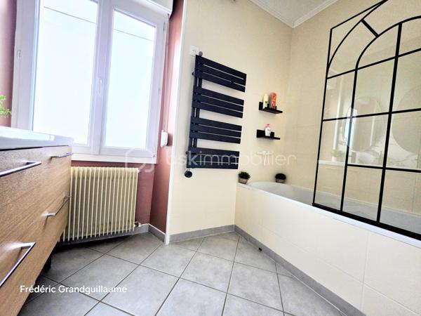 ❤️ Coup de cœur assuré pour ce superbe T3 lumineux et parfaitement agencé à Saint-Brice-Courcelles !

Dans le secteur très prisé de Saint-Brice-Courcelles, découvrez ce magnifique appartement T3 de 73,51 m², entièrement rénové, où chaque espace a été pensé pour offrir confort, fonctionnalité et qualité de vie.

Situé au 1er étage sur 2 d’une résidence intimiste, sécurisée et parfaitement entretenue, composée de seulement 12 logements, cet appartement bénéficie d’un environnement particulièrement agréable et préservé, avec interphone.

Dès l’entrée, vous serez séduit par la luminosité naturelle qui accompagne l’ensemble de l’appartement et par son agencement particulièrement harmonieux.

✨ Un espace de vie convivial et chaleureux
L’entrée dessert une agréable pièce de vie composée d’une très belle cuisine entièrement équipée, parfaitement intégrée à l’ensemble, comprenant :
four,
réfrigérateur-combiné,
lave-vaisselle,
hotte,
plaque de cuisson au gaz de ville.

Le salon, lumineux et convivial, offre un véritable espace de détente et de réception.
Le meuble TV ainsi que les deux étagères murales resteront à disposition, permettant une installation immédiate sans avoir à prévoir de nouveaux aménagements.

🛏️ Un espace nuit pensé pour votre confort
L’appartement dispose de deux belles chambres, agréables et lumineuses, offrant chacune un espace confortable.
Côté rangement, vous serez particulièrement séduit par les trois dressings intégrés, judicieusement répartis dans l’entrée ainsi que dans chacune des chambres. Un véritable atout au quotidien pour profiter d’un intérieur parfaitement organisé.
Une salle de bains fonctionnelle, un espace buanderie, de nombreux rangements supplémentaires ainsi que des WC indépendants viennent compléter cet espace de vie parfaitement agencé.

🚗 Des stationnements particulièrement recherchés
C’est sans aucun doute l’un des atouts majeurs de ce bien :
Un grand garage double avec porte motorisée, offrant un espace de stationnement et de rangement exceptionnel, complété par une place de parking privative extérieure.
Un véritable privilège à Saint-Brice-Courcelles !

🔥 Confort et maîtrise des dépenses
L’appartement bénéficie d’un chauffage individuel au gaz de ville, piloté par un thermostat d’ambiance, permettant de gérer facilement la température et de profiter d’un confort thermique optimal.

💰 Une copropriété saine et des charges maîtrisées
Charges de copropriété : 1 200 € / an, comprenant :
l’entretien des parties communes,
les ordures ménagères,
l’eau,
l’électricité des parties communes,
le syndic professionnel,
les assurances de l’immeuble.
Taxe foncière : 700 € / an.

🌟 Un appartement où il ne reste plus qu'à poser ses valises !
Entièrement rénové, sans travaux à prévoir, lumineux, parfaitement agencé et bénéficiant de prestations particulièrement complètes, ce T3 réunit tous les critères recherchés aujourd’hui : confort, espace, rangement, stationnement et tranquillité.
Son emplacement au cœur de Saint-Brice-Courcelles, son grand garage double et sa place de parking privative en font un bien rare sur le marché.

👉 Une véritable opportunité pour ceux qui recherchent un appartement prêt à vivre dans un secteur recherché.

Coup de cœur assuré ! À visiter sans tarder…