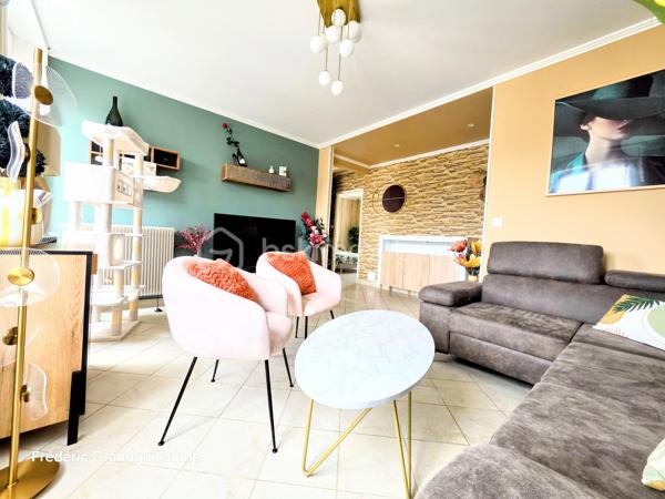 ❤️ Coup de cœur assuré pour ce superbe T3 lumineux et parfaitement agencé à Saint-Brice-Courcelles !

Dans le secteur très prisé de Saint-Brice-Courcelles, découvrez ce magnifique appartement T3 de 73,51 m², entièrement rénové, où chaque espace a été pensé pour offrir confort, fonctionnalité et qualité de vie.

Situé au 1er étage sur 2 d’une résidence intimiste, sécurisée et parfaitement entretenue, composée de seulement 12 logements, cet appartement bénéficie d’un environnement particulièrement agréable et préservé, avec interphone.

Dès l’entrée, vous serez séduit par la luminosité naturelle qui accompagne l’ensemble de l’appartement et par son agencement particulièrement harmonieux.

✨ Un espace de vie convivial et chaleureux
L’entrée dessert une agréable pièce de vie composée d’une très belle cuisine entièrement équipée, parfaitement intégrée à l’ensemble, comprenant :
four,
réfrigérateur-combiné,
lave-vaisselle,
hotte,
plaque de cuisson au gaz de ville.

Le salon, lumineux et convivial, offre un véritable espace de détente et de réception.
Le meuble TV ainsi que les deux étagères murales resteront à disposition, permettant une installation immédiate sans avoir à prévoir de nouveaux aménagements.

🛏️ Un espace nuit pensé pour votre confort
L’appartement dispose de deux belles chambres, agréables et lumineuses, offrant chacune un espace confortable.
Côté rangement, vous serez particulièrement séduit par les trois dressings intégrés, judicieusement répartis dans l’entrée ainsi que dans chacune des chambres. Un véritable atout au quotidien pour profiter d’un intérieur parfaitement organisé.
Une salle de bains fonctionnelle, un espace buanderie, de nombreux rangements supplémentaires ainsi que des WC indépendants viennent compléter cet espace de vie parfaitement agencé.

🚗 Des stationnements particulièrement recherchés
C’est sans aucun doute l’un des atouts majeurs de ce bien :
Un grand garage double avec porte motorisée, offrant un espace de stationnement et de rangement exceptionnel, complété par une place de parking privative extérieure.
Un véritable privilège à Saint-Brice-Courcelles !

🔥 Confort et maîtrise des dépenses
L’appartement bénéficie d’un chauffage individuel au gaz de ville, piloté par un thermostat d’ambiance, permettant de gérer facilement la température et de profiter d’un confort thermique optimal.

💰 Une copropriété saine et des charges maîtrisées
Charges de copropriété : 1 200 € / an, comprenant :
l’entretien des parties communes,
les ordures ménagères,
l’eau,
l’électricité des parties communes,
le syndic professionnel,
les assurances de l’immeuble.
Taxe foncière : 700 € / an.

🌟 Un appartement où il ne reste plus qu'à poser ses valises !
Entièrement rénové, sans travaux à prévoir, lumineux, parfaitement agencé et bénéficiant de prestations particulièrement complètes, ce T3 réunit tous les critères recherchés aujourd’hui : confort, espace, rangement, stationnement et tranquillité.
Son emplacement au cœur de Saint-Brice-Courcelles, son grand garage double et sa place de parking privative en font un bien rare sur le marché.

👉 Une véritable opportunité pour ceux qui recherchent un appartement prêt à vivre dans un secteur recherché.

Coup de cœur assuré ! À visiter sans tarder…
