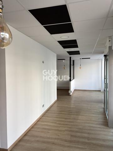 Local commercial à louer d'environ 87 m² + places de parking