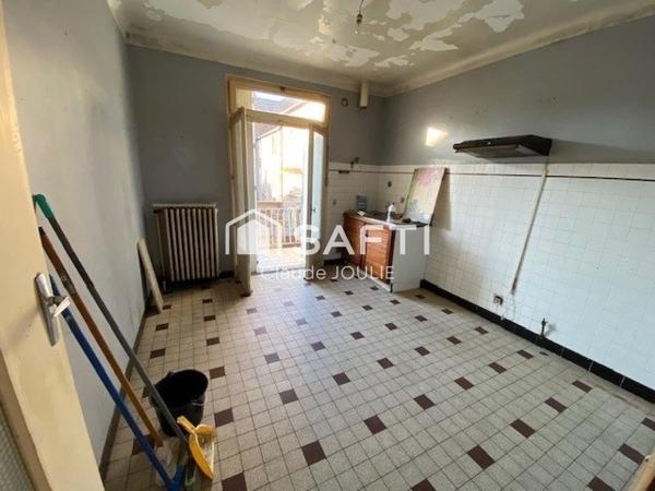 Ensemble immobilier de 330 m² (Immeuble, Maison, hangar)