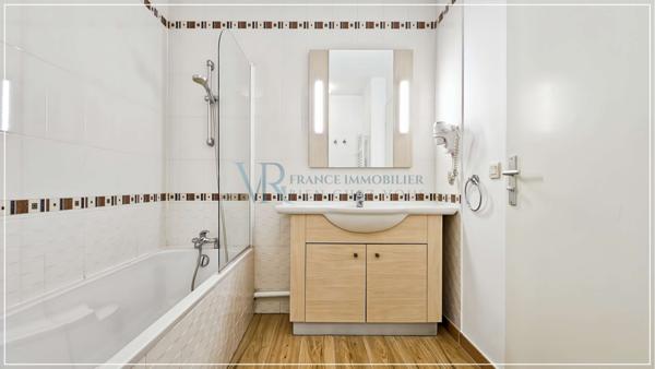 Divonne-les-Bains (01220) STUDIO MEUBLÉ AVEC BALCON ET PARKING SOUS-SOL