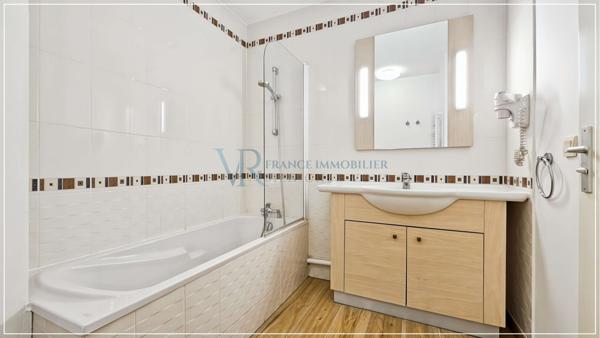 Divonne-les-Bains (01220) STUDIO MEUBLÉ AVEC BALCON ET PARKING SOUS-SOL