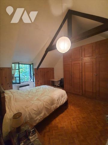 Maison en pierres composée d'une entrée avec placard, cuisine A/E ( plaque, hotte, four) avec c...