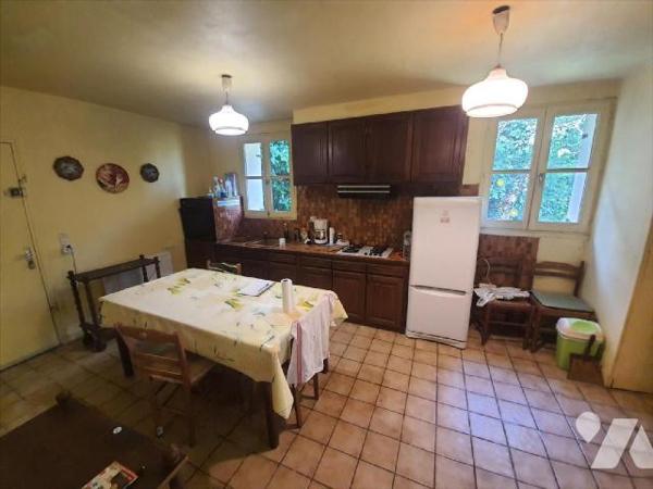 Maison en pierres composée d'une entrée avec placard, cuisine A/E ( plaque, hotte, four) avec c...