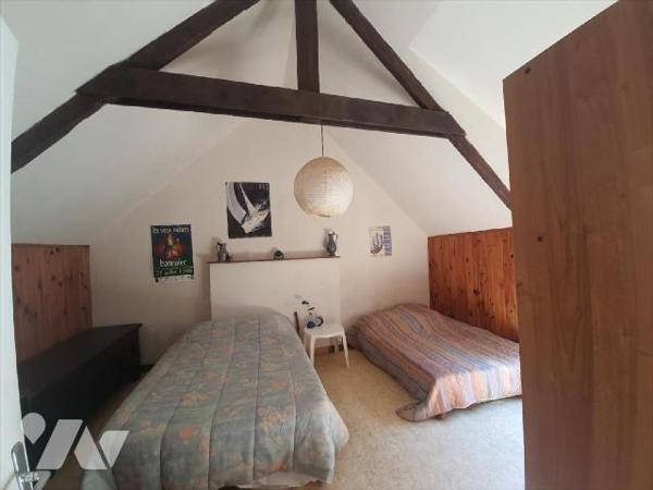 Maison en pierres composée d'une entrée avec placard, cuisine A/E ( plaque, hotte, four) avec c...