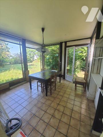 Maison en pierres composée d'une entrée avec placard, cuisine A/E ( plaque, hotte, four) avec c...