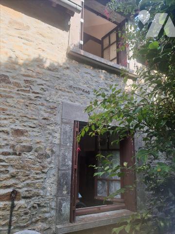 Maison en pierres composée d'une entrée avec placard, cuisine A/E ( plaque, hotte, four) avec c...