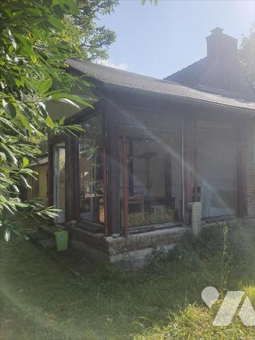 Maison en pierres composée d'une entrée avec placard, cuisine A/E ( plaque, hotte, four) avec c...