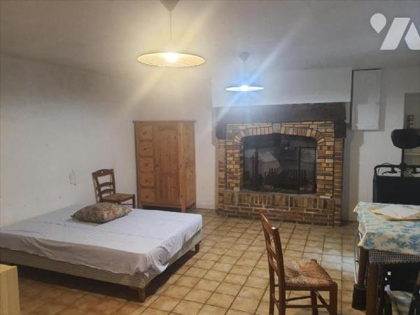 Maison en pierres composée d'une entrée avec placard, cuisine A/E ( plaque, hotte, four) avec c...