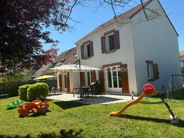 Maison T6 située au fond d’une allée à la limite d'Olivet, dans un environnement calme et résidentiel. 
Cette maison familiale vous séduira par ses volumes généreux, ses prestations soignées et son jardin sans vis-à-vis. Vous n’aurez plus qu’à poser vos valises !

Dès l’entrée, vous serez charmé par une entrée lumineuse avec verrière, qui mène à un vaste salon-séjour d’environ 60 m², chaleureux et convivial, agrémenté d’une cheminée avec insert en marbre. Dans son prolongement, une cuisine ouverte, aménagée et équipée offre un espace idéal pour partager les moments en famille, donnant directement sur une vaste terrasse.  Le rez-de-chaussée dispose également d’un WC indépendant avec lave mains, d’une buanderie et d’un garage avec porte motorisée. Pour davantage de confort au quotidien, la maison bénéficie également d’une aspiration centralisée.

À l’étage, un palier dessert quatre belles chambres, dont une agréable suite parentale avec salle d’eau privative. Une salle de bains et un WC indépendant complètent cet espace nuit parfaitement pensé pour une vie de famille.

À l’extérieur, vous profiterez pleinement d’un jardin clos de 571 m², sans vis-à-vis, véritable havre de paix pour les beaux jours. Il bénéficie d’un portail motorisé, d’un système d’arrosage automatique ainsi que d’un cabanon équipé d’une prise de recharge pour vélos électriques. La terrasse quant à elle fait le tour de la maison. 

Une maison parfaitement entretenue où de nombreux travaux récents ont été réalisés, vous permettant de vous installer en toute sérénité :
•	Cuisine rénovée
•	Salle de bains et salle d’eau récentes 
•	Sols et peintures
•	Porte d’entrée et porte de garage
•	Motorisation du portail
•	VMC hygroréglable
•	Isolation des combles
•	Nettoyage de la toiture et des façades
•	Volets bois lasurés
•	Réfection du soubassement du muret
•	Volets électriques dans la suite parentale
•	Visiophone avec caméras

DPE en cours (DPE E ne tient pas en compte des travaux réalisés).