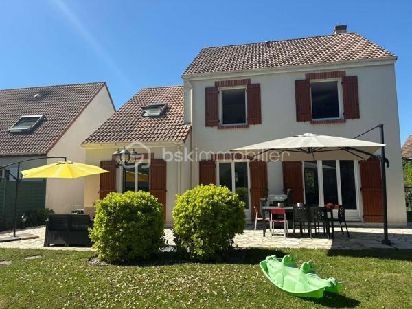 Maison T6 située au fond d’une allée à la limite d'Olivet, dans un environnement calme et résidentiel. 
Cette maison familiale vous séduira par ses volumes généreux, ses prestations soignées et son jardin sans vis-à-vis. Vous n’aurez plus qu’à poser vos valises !

Dès l’entrée, vous serez charmé par une entrée lumineuse avec verrière, qui mène à un vaste salon-séjour d’environ 60 m², chaleureux et convivial, agrémenté d’une cheminée avec insert en marbre. Dans son prolongement, une cuisine ouverte, aménagée et équipée offre un espace idéal pour partager les moments en famille, donnant directement sur une vaste terrasse.  Le rez-de-chaussée dispose également d’un WC indépendant avec lave mains, d’une buanderie et d’un garage avec porte motorisée. Pour davantage de confort au quotidien, la maison bénéficie également d’une aspiration centralisée.

À l’étage, un palier dessert quatre belles chambres, dont une agréable suite parentale avec salle d’eau privative. Une salle de bains et un WC indépendant complètent cet espace nuit parfaitement pensé pour une vie de famille.

À l’extérieur, vous profiterez pleinement d’un jardin clos de 571 m², sans vis-à-vis, véritable havre de paix pour les beaux jours. Il bénéficie d’un portail motorisé, d’un système d’arrosage automatique ainsi que d’un cabanon équipé d’une prise de recharge pour vélos électriques. La terrasse quant à elle fait le tour de la maison. 

Une maison parfaitement entretenue où de nombreux travaux récents ont été réalisés, vous permettant de vous installer en toute sérénité :
•	Cuisine rénovée
•	Salle de bains et salle d’eau récentes 
•	Sols et peintures
•	Porte d’entrée et porte de garage
•	Motorisation du portail
•	VMC hygroréglable
•	Isolation des combles
•	Nettoyage de la toiture et des façades
•	Volets bois lasurés
•	Réfection du soubassement du muret
•	Volets électriques dans la suite parentale
•	Visiophone avec caméras

DPE en cours (DPE E ne tient pas en compte des travaux réalisés).