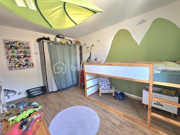 Maison T6 située au fond d’une allée à la limite d'Olivet, dans un environnement calme et résidentiel. 
Cette maison familiale vous séduira par ses volumes généreux, ses prestations soignées et son jardin sans vis-à-vis. Vous n’aurez plus qu’à poser vos valises !

Dès l’entrée, vous serez charmé par une entrée lumineuse avec verrière, qui mène à un vaste salon-séjour d’environ 60 m², chaleureux et convivial, agrémenté d’une cheminée avec insert en marbre. Dans son prolongement, une cuisine ouverte, aménagée et équipée offre un espace idéal pour partager les moments en famille, donnant directement sur une vaste terrasse.  Le rez-de-chaussée dispose également d’un WC indépendant avec lave mains, d’une buanderie et d’un garage avec porte motorisée. Pour davantage de confort au quotidien, la maison bénéficie également d’une aspiration centralisée.

À l’étage, un palier dessert quatre belles chambres, dont une agréable suite parentale avec salle d’eau privative. Une salle de bains et un WC indépendant complètent cet espace nuit parfaitement pensé pour une vie de famille.

À l’extérieur, vous profiterez pleinement d’un jardin clos de 571 m², sans vis-à-vis, véritable havre de paix pour les beaux jours. Il bénéficie d’un portail motorisé, d’un système d’arrosage automatique ainsi que d’un cabanon équipé d’une prise de recharge pour vélos électriques. La terrasse quant à elle fait le tour de la maison. 

Une maison parfaitement entretenue où de nombreux travaux récents ont été réalisés, vous permettant de vous installer en toute sérénité :
•	Cuisine rénovée
•	Salle de bains et salle d’eau récentes 
•	Sols et peintures
•	Porte d’entrée et porte de garage
•	Motorisation du portail
•	VMC hygroréglable
•	Isolation des combles
•	Nettoyage de la toiture et des façades
•	Volets bois lasurés
•	Réfection du soubassement du muret
•	Volets électriques dans la suite parentale
•	Visiophone avec caméras

DPE en cours (DPE E ne tient pas en compte des travaux réalisés).