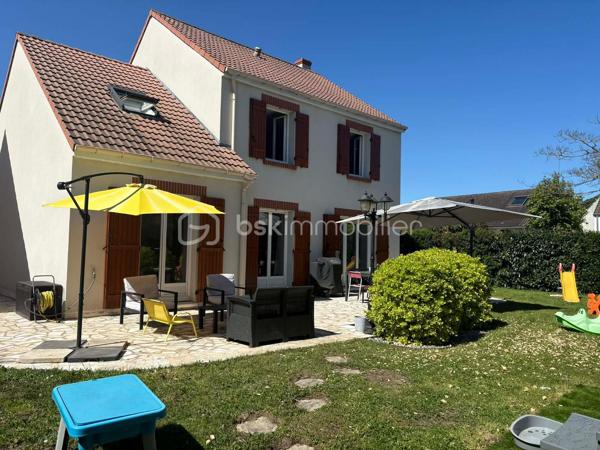 Maison T6 située au fond d’une allée à la limite d'Olivet, dans un environnement calme et résidentiel. 
Cette maison familiale vous séduira par ses volumes généreux, ses prestations soignées et son jardin sans vis-à-vis. Vous n’aurez plus qu’à poser vos valises !

Dès l’entrée, vous serez charmé par une entrée lumineuse avec verrière, qui mène à un vaste salon-séjour d’environ 60 m², chaleureux et convivial, agrémenté d’une cheminée avec insert en marbre. Dans son prolongement, une cuisine ouverte, aménagée et équipée offre un espace idéal pour partager les moments en famille, donnant directement sur une vaste terrasse.  Le rez-de-chaussée dispose également d’un WC indépendant avec lave mains, d’une buanderie et d’un garage avec porte motorisée. Pour davantage de confort au quotidien, la maison bénéficie également d’une aspiration centralisée.

À l’étage, un palier dessert quatre belles chambres, dont une agréable suite parentale avec salle d’eau privative. Une salle de bains et un WC indépendant complètent cet espace nuit parfaitement pensé pour une vie de famille.

À l’extérieur, vous profiterez pleinement d’un jardin clos de 571 m², sans vis-à-vis, véritable havre de paix pour les beaux jours. Il bénéficie d’un portail motorisé, d’un système d’arrosage automatique ainsi que d’un cabanon équipé d’une prise de recharge pour vélos électriques. La terrasse quant à elle fait le tour de la maison. 

Une maison parfaitement entretenue où de nombreux travaux récents ont été réalisés, vous permettant de vous installer en toute sérénité :
•	Cuisine rénovée
•	Salle de bains et salle d’eau récentes 
•	Sols et peintures
•	Porte d’entrée et porte de garage
•	Motorisation du portail
•	VMC hygroréglable
•	Isolation des combles
•	Nettoyage de la toiture et des façades
•	Volets bois lasurés
•	Réfection du soubassement du muret
•	Volets électriques dans la suite parentale
•	Visiophone avec caméras

DPE en cours (DPE E ne tient pas en compte des travaux réalisés).