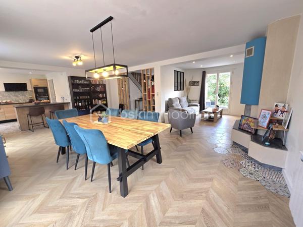 Maison T6 située au fond d’une allée à la limite d'Olivet, dans un environnement calme et résidentiel. 
Cette maison familiale vous séduira par ses volumes généreux, ses prestations soignées et son jardin sans vis-à-vis. Vous n’aurez plus qu’à poser vos valises !

Dès l’entrée, vous serez charmé par une entrée lumineuse avec verrière, qui mène à un vaste salon-séjour d’environ 60 m², chaleureux et convivial, agrémenté d’une cheminée avec insert en marbre. Dans son prolongement, une cuisine ouverte, aménagée et équipée offre un espace idéal pour partager les moments en famille, donnant directement sur une vaste terrasse.  Le rez-de-chaussée dispose également d’un WC indépendant avec lave mains, d’une buanderie et d’un garage avec porte motorisée. Pour davantage de confort au quotidien, la maison bénéficie également d’une aspiration centralisée.

À l’étage, un palier dessert quatre belles chambres, dont une agréable suite parentale avec salle d’eau privative. Une salle de bains et un WC indépendant complètent cet espace nuit parfaitement pensé pour une vie de famille.

À l’extérieur, vous profiterez pleinement d’un jardin clos de 571 m², sans vis-à-vis, véritable havre de paix pour les beaux jours. Il bénéficie d’un portail motorisé, d’un système d’arrosage automatique ainsi que d’un cabanon équipé d’une prise de recharge pour vélos électriques. La terrasse quant à elle fait le tour de la maison. 

Une maison parfaitement entretenue où de nombreux travaux récents ont été réalisés, vous permettant de vous installer en toute sérénité :
•	Cuisine rénovée
•	Salle de bains et salle d’eau récentes 
•	Sols et peintures
•	Porte d’entrée et porte de garage
•	Motorisation du portail
•	VMC hygroréglable
•	Isolation des combles
•	Nettoyage de la toiture et des façades
•	Volets bois lasurés
•	Réfection du soubassement du muret
•	Volets électriques dans la suite parentale
•	Visiophone avec caméras

DPE en cours (DPE E ne tient pas en compte des travaux réalisés).
