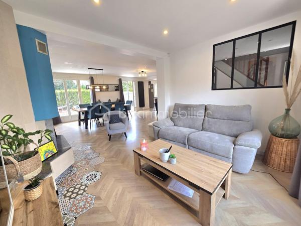 Maison T6 située au fond d’une allée à la limite d'Olivet, dans un environnement calme et résidentiel. 
Cette maison familiale vous séduira par ses volumes généreux, ses prestations soignées et son jardin sans vis-à-vis. Vous n’aurez plus qu’à poser vos valises !

Dès l’entrée, vous serez charmé par une entrée lumineuse avec verrière, qui mène à un vaste salon-séjour d’environ 60 m², chaleureux et convivial, agrémenté d’une cheminée avec insert en marbre. Dans son prolongement, une cuisine ouverte, aménagée et équipée offre un espace idéal pour partager les moments en famille, donnant directement sur une vaste terrasse.  Le rez-de-chaussée dispose également d’un WC indépendant avec lave mains, d’une buanderie et d’un garage avec porte motorisée. Pour davantage de confort au quotidien, la maison bénéficie également d’une aspiration centralisée.

À l’étage, un palier dessert quatre belles chambres, dont une agréable suite parentale avec salle d’eau privative. Une salle de bains et un WC indépendant complètent cet espace nuit parfaitement pensé pour une vie de famille.

À l’extérieur, vous profiterez pleinement d’un jardin clos de 571 m², sans vis-à-vis, véritable havre de paix pour les beaux jours. Il bénéficie d’un portail motorisé, d’un système d’arrosage automatique ainsi que d’un cabanon équipé d’une prise de recharge pour vélos électriques. La terrasse quant à elle fait le tour de la maison. 

Une maison parfaitement entretenue où de nombreux travaux récents ont été réalisés, vous permettant de vous installer en toute sérénité :
•	Cuisine rénovée
•	Salle de bains et salle d’eau récentes 
•	Sols et peintures
•	Porte d’entrée et porte de garage
•	Motorisation du portail
•	VMC hygroréglable
•	Isolation des combles
•	Nettoyage de la toiture et des façades
•	Volets bois lasurés
•	Réfection du soubassement du muret
•	Volets électriques dans la suite parentale
•	Visiophone avec caméras

DPE en cours (DPE E ne tient pas en compte des travaux réalisés).