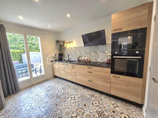 Maison T6 située au fond d’une allée à la limite d'Olivet, dans un environnement calme et résidentiel. 
Cette maison familiale vous séduira par ses volumes généreux, ses prestations soignées et son jardin sans vis-à-vis. Vous n’aurez plus qu’à poser vos valises !

Dès l’entrée, vous serez charmé par une entrée lumineuse avec verrière, qui mène à un vaste salon-séjour d’environ 60 m², chaleureux et convivial, agrémenté d’une cheminée avec insert en marbre. Dans son prolongement, une cuisine ouverte, aménagée et équipée offre un espace idéal pour partager les moments en famille, donnant directement sur une vaste terrasse.  Le rez-de-chaussée dispose également d’un WC indépendant avec lave mains, d’une buanderie et d’un garage avec porte motorisée. Pour davantage de confort au quotidien, la maison bénéficie également d’une aspiration centralisée.

À l’étage, un palier dessert quatre belles chambres, dont une agréable suite parentale avec salle d’eau privative. Une salle de bains et un WC indépendant complètent cet espace nuit parfaitement pensé pour une vie de famille.

À l’extérieur, vous profiterez pleinement d’un jardin clos de 571 m², sans vis-à-vis, véritable havre de paix pour les beaux jours. Il bénéficie d’un portail motorisé, d’un système d’arrosage automatique ainsi que d’un cabanon équipé d’une prise de recharge pour vélos électriques. La terrasse quant à elle fait le tour de la maison. 

Une maison parfaitement entretenue où de nombreux travaux récents ont été réalisés, vous permettant de vous installer en toute sérénité :
•	Cuisine rénovée
•	Salle de bains et salle d’eau récentes 
•	Sols et peintures
•	Porte d’entrée et porte de garage
•	Motorisation du portail
•	VMC hygroréglable
•	Isolation des combles
•	Nettoyage de la toiture et des façades
•	Volets bois lasurés
•	Réfection du soubassement du muret
•	Volets électriques dans la suite parentale
•	Visiophone avec caméras

DPE en cours (DPE E ne tient pas en compte des travaux réalisés).
