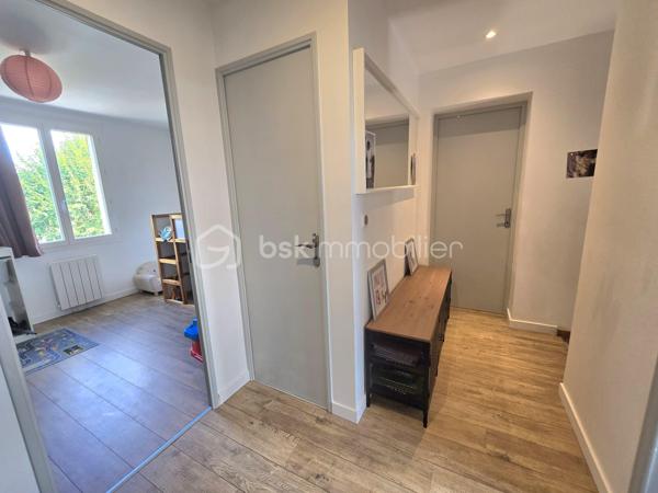 Maison T6 située au fond d’une allée à la limite d'Olivet, dans un environnement calme et résidentiel. 
Cette maison familiale vous séduira par ses volumes généreux, ses prestations soignées et son jardin sans vis-à-vis. Vous n’aurez plus qu’à poser vos valises !

Dès l’entrée, vous serez charmé par une entrée lumineuse avec verrière, qui mène à un vaste salon-séjour d’environ 60 m², chaleureux et convivial, agrémenté d’une cheminée avec insert en marbre. Dans son prolongement, une cuisine ouverte, aménagée et équipée offre un espace idéal pour partager les moments en famille, donnant directement sur une vaste terrasse.  Le rez-de-chaussée dispose également d’un WC indépendant avec lave mains, d’une buanderie et d’un garage avec porte motorisée. Pour davantage de confort au quotidien, la maison bénéficie également d’une aspiration centralisée.

À l’étage, un palier dessert quatre belles chambres, dont une agréable suite parentale avec salle d’eau privative. Une salle de bains et un WC indépendant complètent cet espace nuit parfaitement pensé pour une vie de famille.

À l’extérieur, vous profiterez pleinement d’un jardin clos de 571 m², sans vis-à-vis, véritable havre de paix pour les beaux jours. Il bénéficie d’un portail motorisé, d’un système d’arrosage automatique ainsi que d’un cabanon équipé d’une prise de recharge pour vélos électriques. La terrasse quant à elle fait le tour de la maison. 

Une maison parfaitement entretenue où de nombreux travaux récents ont été réalisés, vous permettant de vous installer en toute sérénité :
•	Cuisine rénovée
•	Salle de bains et salle d’eau récentes 
•	Sols et peintures
•	Porte d’entrée et porte de garage
•	Motorisation du portail
•	VMC hygroréglable
•	Isolation des combles
•	Nettoyage de la toiture et des façades
•	Volets bois lasurés
•	Réfection du soubassement du muret
•	Volets électriques dans la suite parentale
•	Visiophone avec caméras

DPE en cours (DPE E ne tient pas en compte des travaux réalisés).