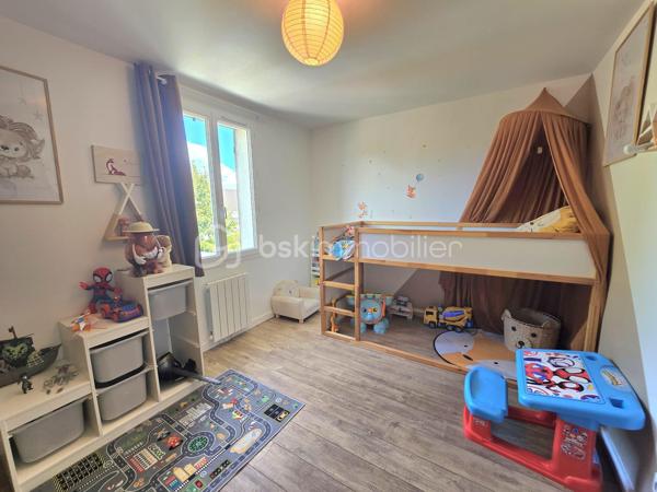 Maison T6 située au fond d’une allée à la limite d'Olivet, dans un environnement calme et résidentiel. 
Cette maison familiale vous séduira par ses volumes généreux, ses prestations soignées et son jardin sans vis-à-vis. Vous n’aurez plus qu’à poser vos valises !

Dès l’entrée, vous serez charmé par une entrée lumineuse avec verrière, qui mène à un vaste salon-séjour d’environ 60 m², chaleureux et convivial, agrémenté d’une cheminée avec insert en marbre. Dans son prolongement, une cuisine ouverte, aménagée et équipée offre un espace idéal pour partager les moments en famille, donnant directement sur une vaste terrasse.  Le rez-de-chaussée dispose également d’un WC indépendant avec lave mains, d’une buanderie et d’un garage avec porte motorisée. Pour davantage de confort au quotidien, la maison bénéficie également d’une aspiration centralisée.

À l’étage, un palier dessert quatre belles chambres, dont une agréable suite parentale avec salle d’eau privative. Une salle de bains et un WC indépendant complètent cet espace nuit parfaitement pensé pour une vie de famille.

À l’extérieur, vous profiterez pleinement d’un jardin clos de 571 m², sans vis-à-vis, véritable havre de paix pour les beaux jours. Il bénéficie d’un portail motorisé, d’un système d’arrosage automatique ainsi que d’un cabanon équipé d’une prise de recharge pour vélos électriques. La terrasse quant à elle fait le tour de la maison. 

Une maison parfaitement entretenue où de nombreux travaux récents ont été réalisés, vous permettant de vous installer en toute sérénité :
•	Cuisine rénovée
•	Salle de bains et salle d’eau récentes 
•	Sols et peintures
•	Porte d’entrée et porte de garage
•	Motorisation du portail
•	VMC hygroréglable
•	Isolation des combles
•	Nettoyage de la toiture et des façades
•	Volets bois lasurés
•	Réfection du soubassement du muret
•	Volets électriques dans la suite parentale
•	Visiophone avec caméras

DPE en cours (DPE E ne tient pas en compte des travaux réalisés).