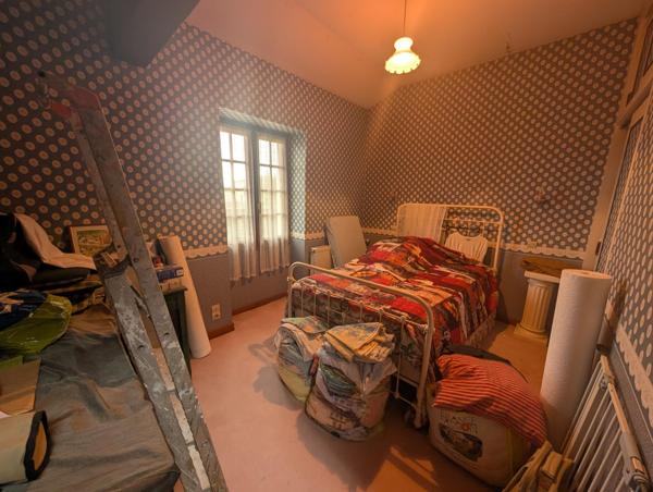 Belle longère de 1900 avec beaucoup de charme avec une bonne distribution des pièces, implantée sur un beau terrain spaceux