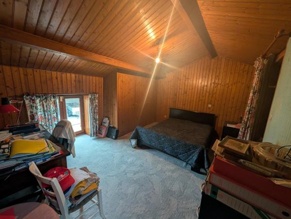 Belle longère de 1900 avec beaucoup de charme avec une bonne distribution des pièces, implantée sur un beau terrain spaceux