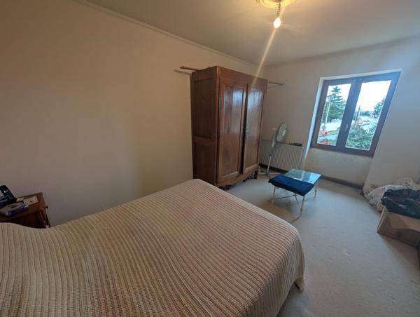 Belle longère de 1900 avec beaucoup de charme avec une bonne distribution des pièces, implantée sur un beau terrain spaceux