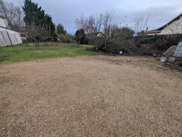 Belle longère de 1900 avec beaucoup de charme avec une bonne distribution des pièces, implantée sur un beau terrain spaceux