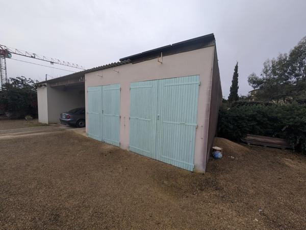 Belle longère de 1900 avec beaucoup de charme avec une bonne distribution des pièces, implantée sur un beau terrain spaceux