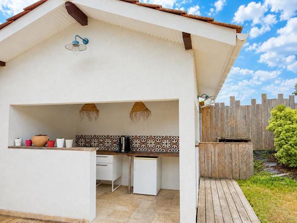 Maison Salles 7 pièces 4 chambres, 1 bureau, garage et piscine 152 m2
