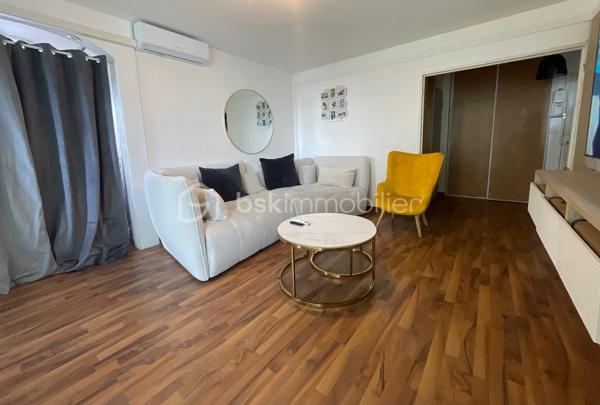 Situé au 4ᵉ et dernier étage sans ascenseur d’une résidence sécurisée avec vidéosurveillance et interphone, cet appartement T4 offre un cadre de vie agréable et fonctionnel. Il conviendra aussi bien pour une résidence principale que pour un investissement locatif.

L’appartement se compose d’une entrée avec placard, d’une buanderie, ainsi que d’une cuisine équipée et indépendante donnant accès à un balcon fermé.
Le salon-séjour lumineux bénéficie lui aussi d’un accès direct au balcon, apportant une belle luminosité à la pièce de vie.
Côté nuit, vous découvrirez trois chambres, une salle d’eau moderne ainsi qu’un WC suspendu indépendant.
Pour votre confort, l’appartement est équipé de menuiseries PVC double vitrage, d’un chauffage collectif au sol ainsi que d’une climatisation réversible.

Une place de parking privative et une cave viennent compléter ce bien.
Idéalement situé, il bénéficie de la proximité des commerces, transports, écoles et services, tout en permettant un accès rapide aux principaux axes routiers, à l’aéroport Marseille Provence ainsi qu’à la gare TGV d’Aix-en-Provence.
Un appartement fonctionnel, lumineux et idéalement situé, à découvrir sans tarder.

N’hésitez pas à me contacter pour obtenir davantage d’informations ou organiser une visite