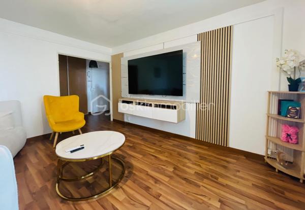 Situé au 4ᵉ et dernier étage sans ascenseur d’une résidence sécurisée avec vidéosurveillance et interphone, cet appartement T4 offre un cadre de vie agréable et fonctionnel. Il conviendra aussi bien pour une résidence principale que pour un investissement locatif.

L’appartement se compose d’une entrée avec placard, d’une buanderie, ainsi que d’une cuisine équipée et indépendante donnant accès à un balcon fermé.
Le salon-séjour lumineux bénéficie lui aussi d’un accès direct au balcon, apportant une belle luminosité à la pièce de vie.
Côté nuit, vous découvrirez trois chambres, une salle d’eau moderne ainsi qu’un WC suspendu indépendant.
Pour votre confort, l’appartement est équipé de menuiseries PVC double vitrage, d’un chauffage collectif au sol ainsi que d’une climatisation réversible.

Une place de parking privative et une cave viennent compléter ce bien.
Idéalement situé, il bénéficie de la proximité des commerces, transports, écoles et services, tout en permettant un accès rapide aux principaux axes routiers, à l’aéroport Marseille Provence ainsi qu’à la gare TGV d’Aix-en-Provence.
Un appartement fonctionnel, lumineux et idéalement situé, à découvrir sans tarder.

N’hésitez pas à me contacter pour obtenir davantage d’informations ou organiser une visite