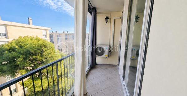 Situé au 4ᵉ et dernier étage sans ascenseur d’une résidence sécurisée avec vidéosurveillance et interphone, cet appartement T4 offre un cadre de vie agréable et fonctionnel. Il conviendra aussi bien pour une résidence principale que pour un investissement locatif.

L’appartement se compose d’une entrée avec placard, d’une buanderie, ainsi que d’une cuisine équipée et indépendante donnant accès à un balcon fermé.
Le salon-séjour lumineux bénéficie lui aussi d’un accès direct au balcon, apportant une belle luminosité à la pièce de vie.
Côté nuit, vous découvrirez trois chambres, une salle d’eau moderne ainsi qu’un WC suspendu indépendant.
Pour votre confort, l’appartement est équipé de menuiseries PVC double vitrage, d’un chauffage collectif au sol ainsi que d’une climatisation réversible.

Une place de parking privative et une cave viennent compléter ce bien.
Idéalement situé, il bénéficie de la proximité des commerces, transports, écoles et services, tout en permettant un accès rapide aux principaux axes routiers, à l’aéroport Marseille Provence ainsi qu’à la gare TGV d’Aix-en-Provence.
Un appartement fonctionnel, lumineux et idéalement situé, à découvrir sans tarder.

N’hésitez pas à me contacter pour obtenir davantage d’informations ou organiser une visite